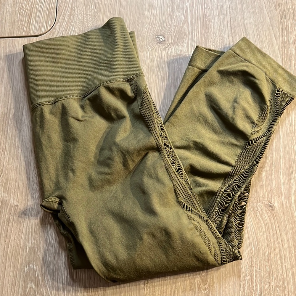 seamless cropped leggings